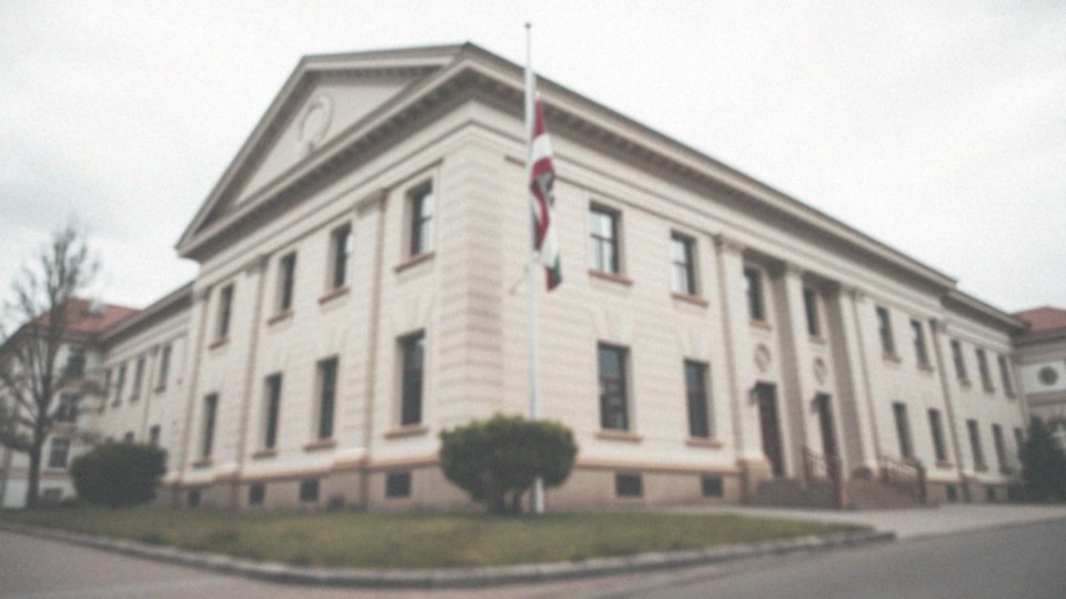 Czy świadek musi stawić się w sądzie, jeśli nie wyraża zgody?