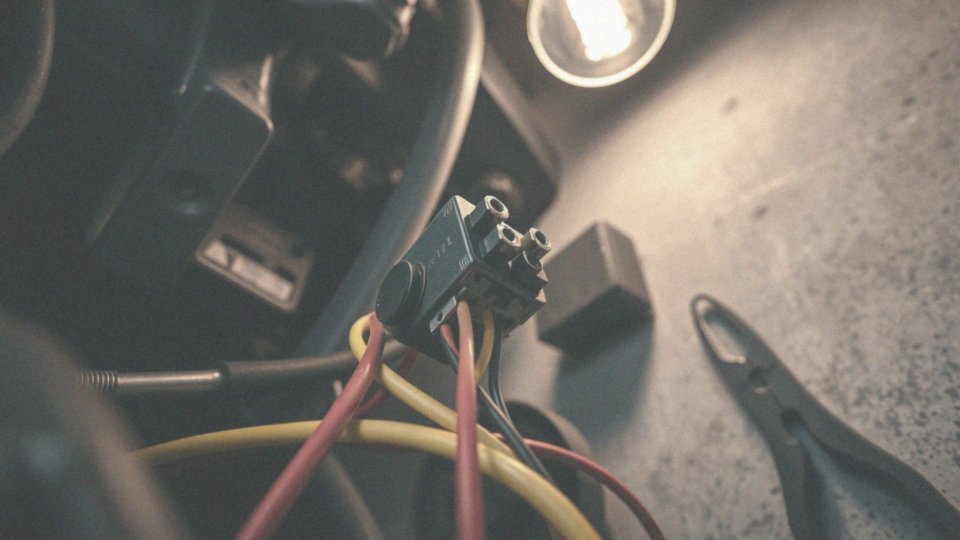 Jak podłączyć przerywacz kierunkowskazów 4 piny? Pełny poradnik